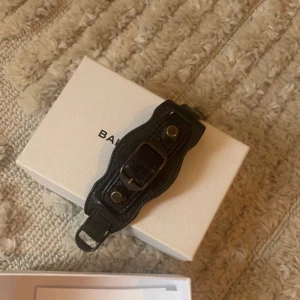 BALENCIAGA armband - Säljer detta superfina balenciaga armbandet. Jätte bra skick. Skriv för mer bilder eller frågor.