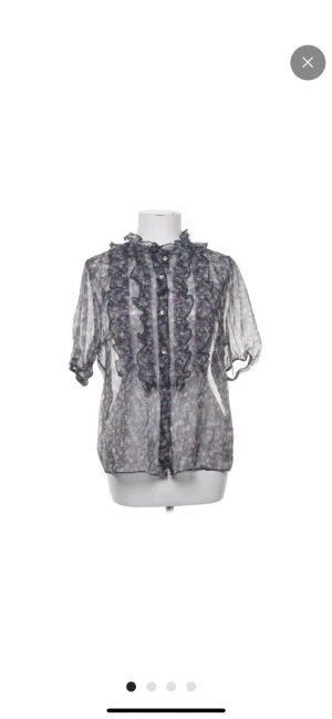Blus  - Jätte fin blus ifrån zara. Köpte igen Sellpy. Endast testad, jätte fint skick