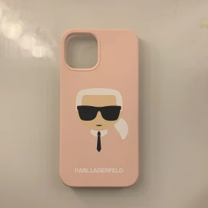 Karl Lagerfeld skal - Säljer mitt snygga Karl Lagerfeld skal som är helt oanvändt då jag beställde det i fel storlek. Är osäker på vilken mobil den passar till, men skulle gissa iphone 12/13 då den är lite för liten för min XR. Som sagt, helt oanvänd! 