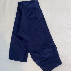 Gymshark träningstights  - helt oanvända träningstights (nypris 600kr), säljs då de ej kommer till användning. Skriv i dm om du har frågor, pris som står gäller💕💕 Säljer fler träningsplagg på min sida!! Köpare står för frakt. Ingen söm på framsidan (så man slipper cameltoe😊)  