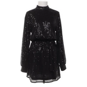 Glitter klänning - Jätte fin klänning som jag tänkt ha på nyår men när jag provade den va den för stor. Köpte på Sellpy.