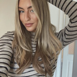 Randig stickad tröja  - Tunn randig stickad tröja från NA-KD. Köpt för 379kr. Aldrig använd så väldigt bra skick. Slutsåld på NA-KD💕 