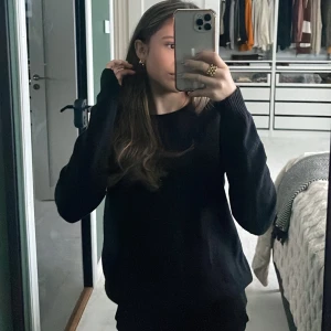 Svart stickad tröja - En vanlig svart stickad tröja som är använd ca 2 gånger, så i nyskick. Köpt från vila. 