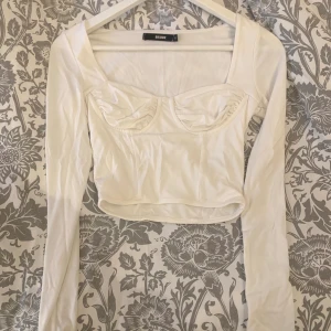 Topp - Jättefin topp från bikbok, fina detaljer och får kroppen att se skit snygg ut. men den var för liten och därför säljer jag den. nypris: 399kr