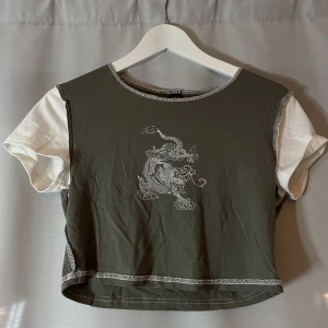 Topp med tryck - Söt topp med draktryck. Aldrig använd. 