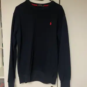 Polo Ralph Lauren tröjan mörkblå  färg ganska fräscha storlek Medium säljs för 450 men pris kan diskuteras