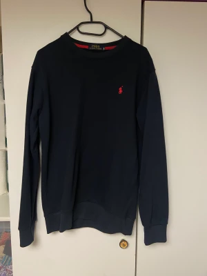 Polo Ralph Lauren tröja  - Polo Ralph Lauren tröjan mörkblå  färg ganska fräscha storlek Medium säljs för 450 men pris kan diskuteras