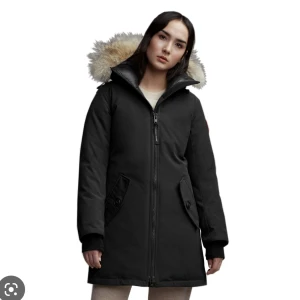 Canada goose vinterjacka  - säljer min knappt använda Canada goose jacka,köptes vintern 2020.  Använd väldigt få gånger pga köpt ny,stl XXS men passar XS/S då dom är stora i storleken.Köpt från Johnells för 9,500kr,digitalt kvitto finns.Säljer för 5.000kr.Mindre pris vid snabb affär