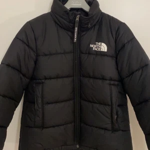 The North Face jacka  - North Face jacka i stl M men passar även mig som är Stl S om man vill ha jackan lite puffigare och större. Har inga skador och är gott som ny! 