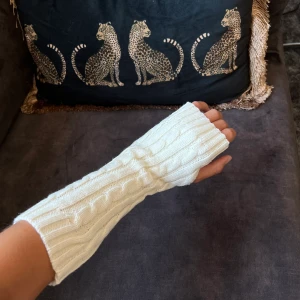 Stickade torgvantar -  Säljer massa torgvantar i vit, svart och ljusgrå🖤🤍 som värmer händerna bra. Frakt tillkommer på 26kr.  Köp en för 79kr. Köp två för 139kr. (Jag finns även på appen tise)