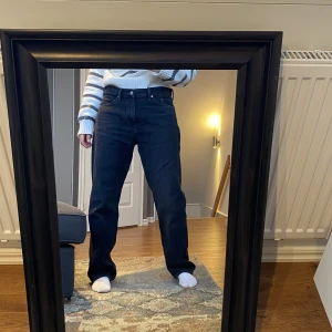 Baggy svarta jeans - Säljer dessa baggy jeans från hm då de blivit lite för stora☹️  Storlek 34/32 Köparen står för frakten😁