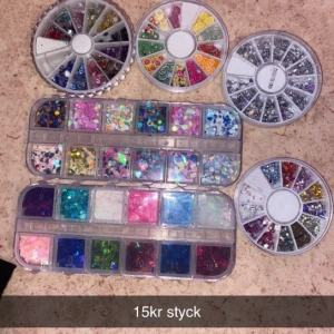 Glitter - Stickers och glitter till gelénaglar. 