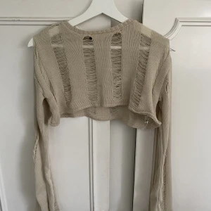 stickad tröja - superkort stickad söndrig tröja ishotell S från prettylittlething