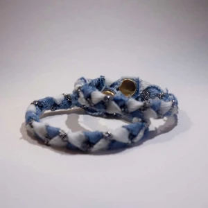 use2LOVE - Vår flätade modell som är en perfekt accessoar för att förbättra outfiten! Jeanstyget är inflätat med silver för ett mer unikt armband💥
