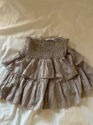 Volangkjol  - Denna fina kjolen är köpt i butiken tara🥰 den är bara använd några få gånger så i väldigt bra skick! Det är mycket stretch i denna så passar allt från en S och uppåt🥰den är köpt för 499 