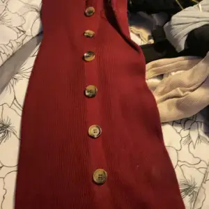 Röd klänning med knappar 