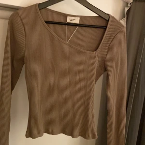 Ginatricot  - En långärmad från ginatricot i färgen mörk beige, pris lappen kvar så har ej kommit till användning någon gång. Skriv gärna för frågor🤍
