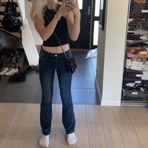 Lågmidjade byxor  - ❗️RÅKADE SÄTTA BUDGIVNING, DE FINNS KVAR❗️Säljer dessa super fina Lågmidjade bootcut jeans, jag är 165 cm. 🥰❤️de är i storlek 36 men passar mig som har  storlek 32/34 kan också beskrivas som storlek Small eller Extra small. Skriv för fler bilder❤️