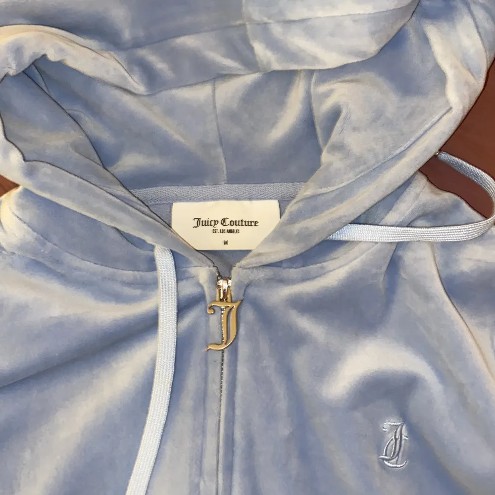 Fin ljusblå juicy couture överdel i storlek M. Knappt använd så är i mycket bra skick. Säljes pga den är något liten för mig. Köptes för 900kr på deras hemsida och säljes för 550.. Hoodies.
