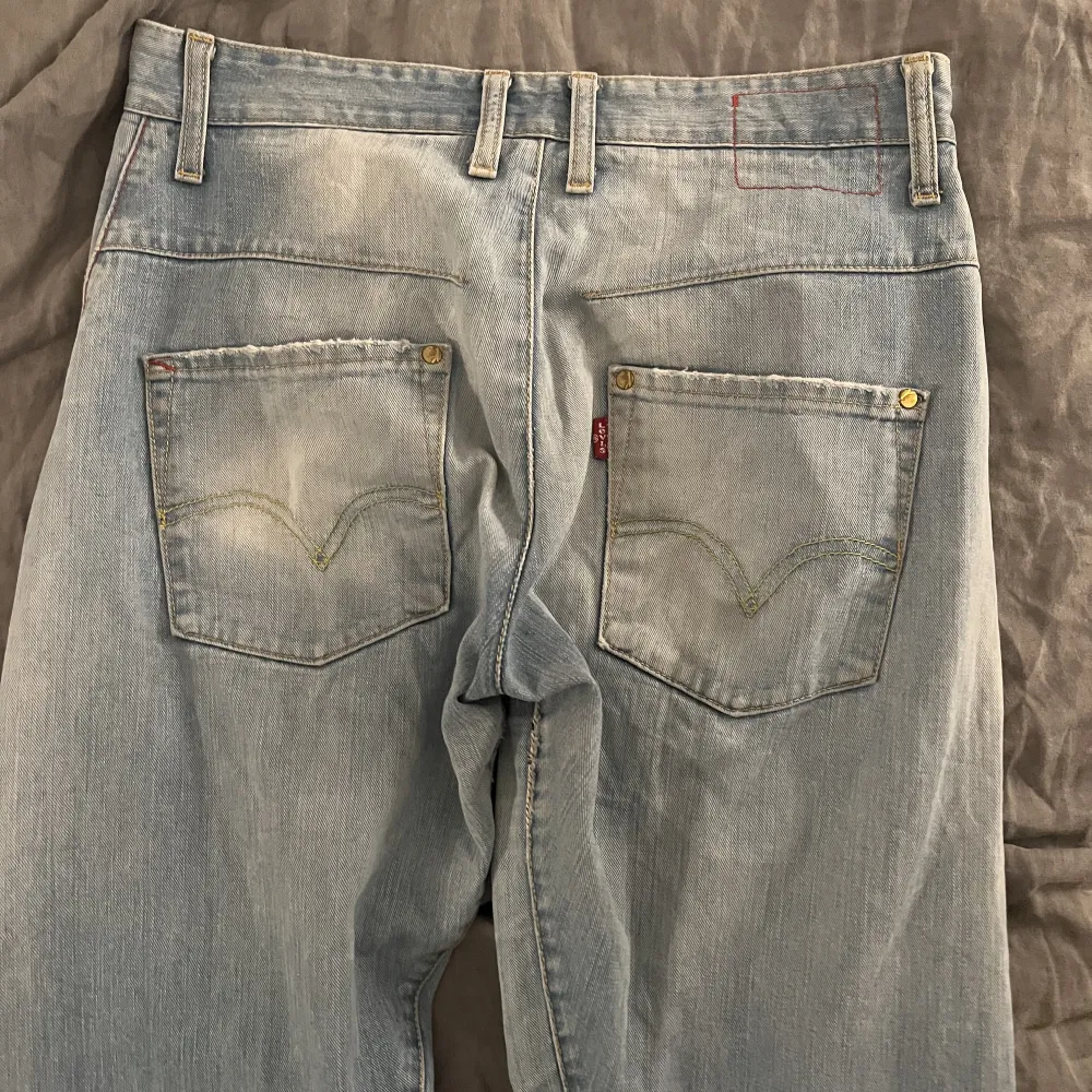 säljer dessa lågmidjade raka jeansen från Levis🤍. Jeans & Byxor.