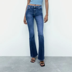 Zara flare jeans mod waist  - Helt nya!! Inte en enda skråma😍 Sköna och stretchiga och jag som har 36 i jeans passade de jättebra på!! Hör av dig med frågor☺️ 