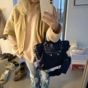 Äkta balenciaga bag  - Säljer nu min älskade Balenciaga väska. Den är mörkblå och storlek ”stor”. Den är lite använd men inget man tänker på. Säljer för 7999kr 💕Har dessvärre inte kvar kvittot/dustbag då jag tappa bort det under min flytt.