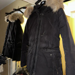 Hollies jacka i storlek 40!  - Sparsamt använd under en vinter. Jackan är justerbar i midjan och kommer i gott skick utan några skador. Inköpspris 4500. Kan mötas upp i Stockholms området och pris kan självklart diskuteras vid snabba affärer. Postar även jackan till andra städer😃