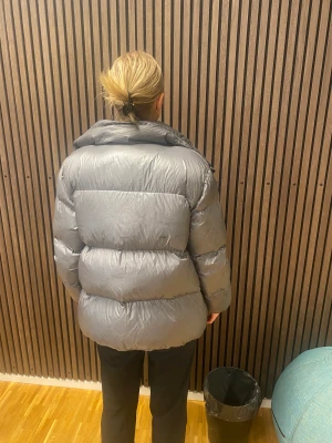 Massimo Dutti Puffer jacket  - En silver Massimo dutti silver jacket som är köpt förra året. Vill  sälja för att jag vill ha en annan stil. 