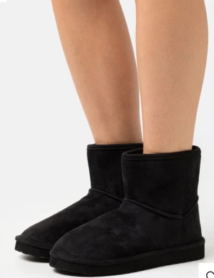 Uggs - Dessa fejk uggs från zalando!! Helt nya, ändas testade🥰 Köpte ett annat par, därför säljer jag nu❤️ Kom privat för detaljer och fler bilder! Pris kan prutas