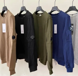 CP company sweatshirt - CP company sweatshirts. Finns i strl M-L. I alla färger på bilden. Obs, kopior så att qr koden skannar endast fram till cp company hemsidan, inte produkten, därav priset också