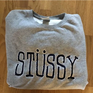 Stussy sweatshirt - Stussy sweatshirt strl xl. den har en skön oversize fit. Kan mötas i stockholmsområdet eller frakta.