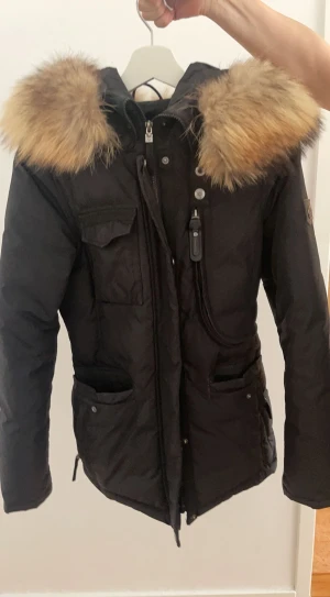 Hollies vinterjacka - Gott skick, använd 1 vinter ytterst lite slitage vid knapparnas trådar vid pälsen men inget som syns. Nypris 4500 men pris kan även diskuteras