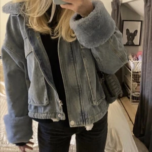 Jacka  - Skit snygg jeansjacka💕 kan mötas i Stockholm 