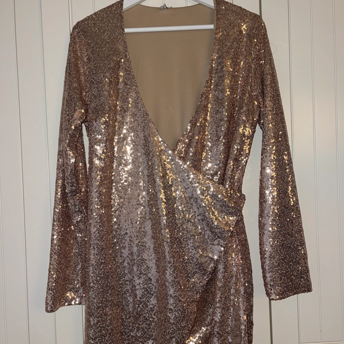 Guldig paljettklänning 