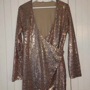 Guldig paljettklänning  - Storlek 36-38