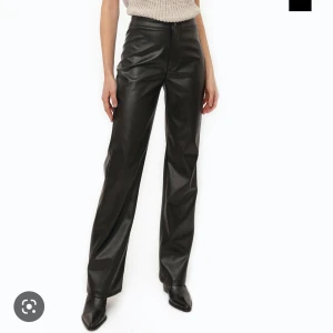 Högmidjade skinnbyxor - Ett par jättefina skinnbyxor från Chiquelle, Marguex Diets kollektion🖤 Byxorna är i storlek 34 men är uppsydda, så passar för dem som är ca 160cm lång🖤 Köpte dem för 500kr och säljer för 350kr + frakt🖤