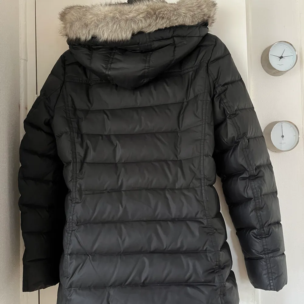 Figursydd dunjacka för vinter, bra skick. Tvättas i 30 grader, nypris 2000kr. Takit.