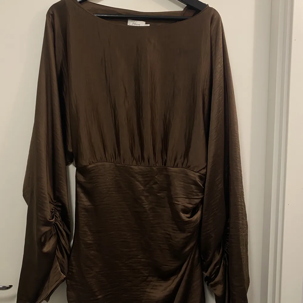 En super snygg brun satinklänning ifrån Nakd. Denna klänning är slutsåld sen länge tillbaka. Perfekt nyårs klänning eller till en sommarfest: Klänningen är använd 1 gång, så skicket är 10/10. Köpt för 800kr, säljer för 500kr. Strl 40 men passar även 36/38. Klänningar.