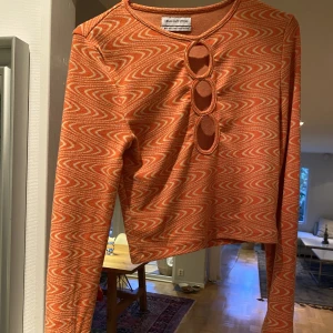 Urban outfitters topp - Jag säljer denna coola tröja som är köpt på UO i Barcelona. Använd fåtal gånger men är i väldigt bra skick. Säljer för att jag inte använder den längre. Den är i strl M, passar även de som brukar ha S 🤩Pris 200kr + frakt. Pris går att diskuteras dock ☺️