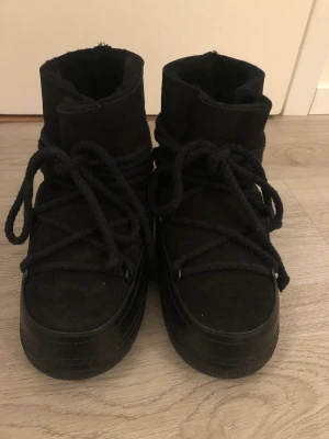 Inuikii skor - Jättefina inuikii skor som är oanvända(Aldrig använt). Storlek 40 men passar mig bra som är 38/39. Perfekt nu till vinter! Säljer för 2000 nypris ca 2700-3000kr.
