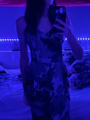 Grå jumpsuit - Grå kamouflage mönstrad jumpsuit. Säljer pga att den är för kort i benen (jag är 165) den har en fungerade dragkedja i ryggen och är i ett väldigt tunt material😊 säljer den för 50 eftersom jag inte vet vad nypriset är! Storlek: 