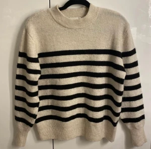 Randig stickad tröja  - (Lånade bilder) superfin tröja men passar tyvärr ej min stil längre! Såå skön och inte alls stickig 