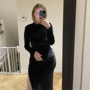 Sammetsklänning från Nelly!  - Tight, slitsad (på ena sidan), lång sammetsklänning från Nelly! Använd vid ett tillfälle. 