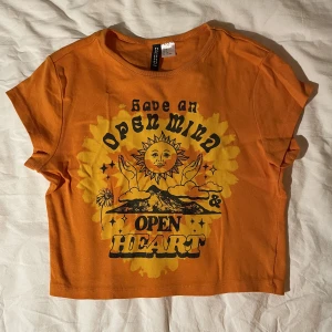 Tipp - Kort topp från HM i storlek S, knappt använd så i superfint skick🧡50kr + frakt📦 