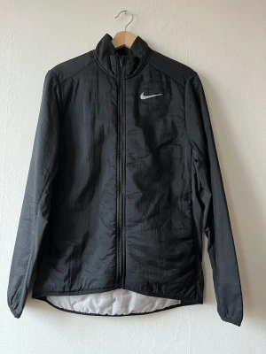 Nicke vind jacka  - Lätt fodrad rundning jacka från Nike. Tight passsform, använd men i fräscht skick.  Strl: S