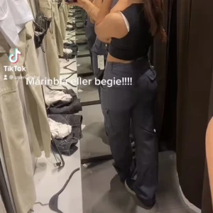 Cargos - Säljer mina cargo pants från zara!! Säljer för att dem inte används längre. Mer bilder privat💖