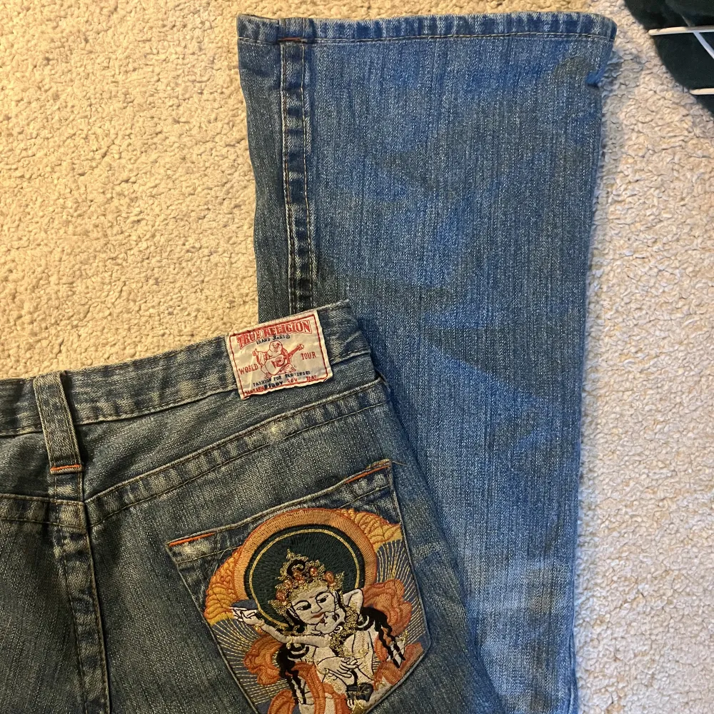 säljer mina vintage true religion jeans! modellen är bootcut och bra längd för mej som är 160cm. dom är lågmidjade och i strl 30 enligt lappen. säljer pga lite för stora i midjan. köpte på secondhand affär för 1200kr och jag har nästan aldrig använt dom.💓. Jeans & Byxor.