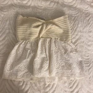 Zara topp - Säljer denna supergulliga toppen från Zara som är helt oanvänd. Prislappen har jag klippt bort men den är endast provad.