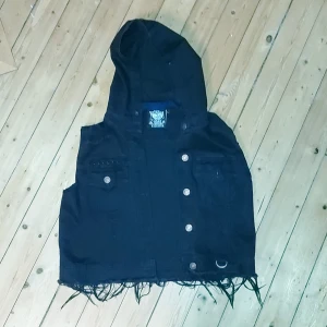 Killstar vest med backpatch och hood - Cool punk vest med back patch. Och hood  Köpt för 700  Barq fråga om det är nått 