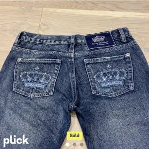 Victoria Beckham jeans - Så fina jeans😍 Säljer då de är för små för mig och bilderna är lånade från förra säljaren. De är i  fint skick utom några få defekter, be om bild för att få se defekterna.DIREKT PRIS: 1000kr. Sista bud dagen är på Torsdag!💕Högsta Bud just nu 700kr
